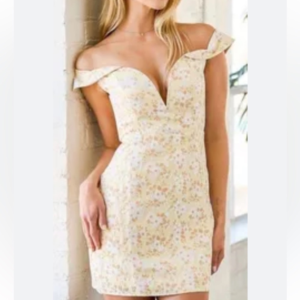 Lulu’s Yellow Floral Jacquard Off-the-Shoulder Mini Dress SZ L